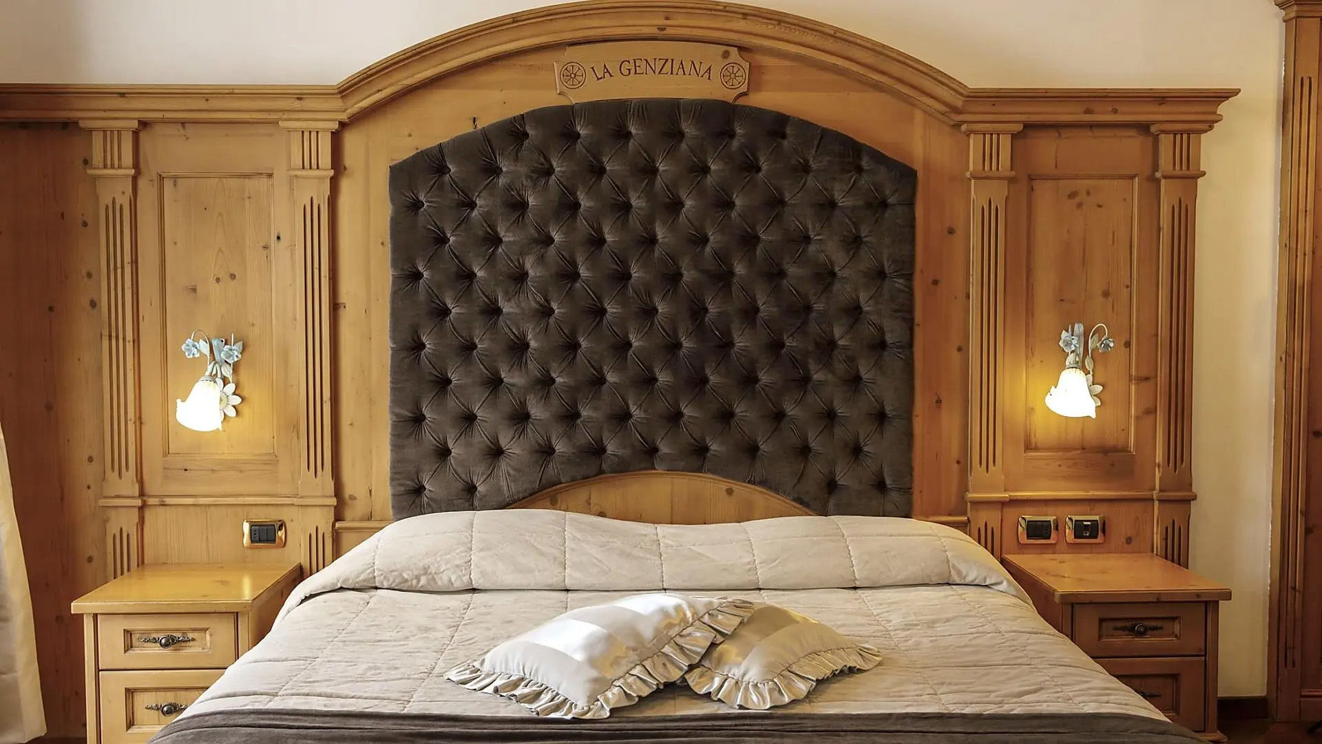 <p><strong>Family Room</strong></p> 2