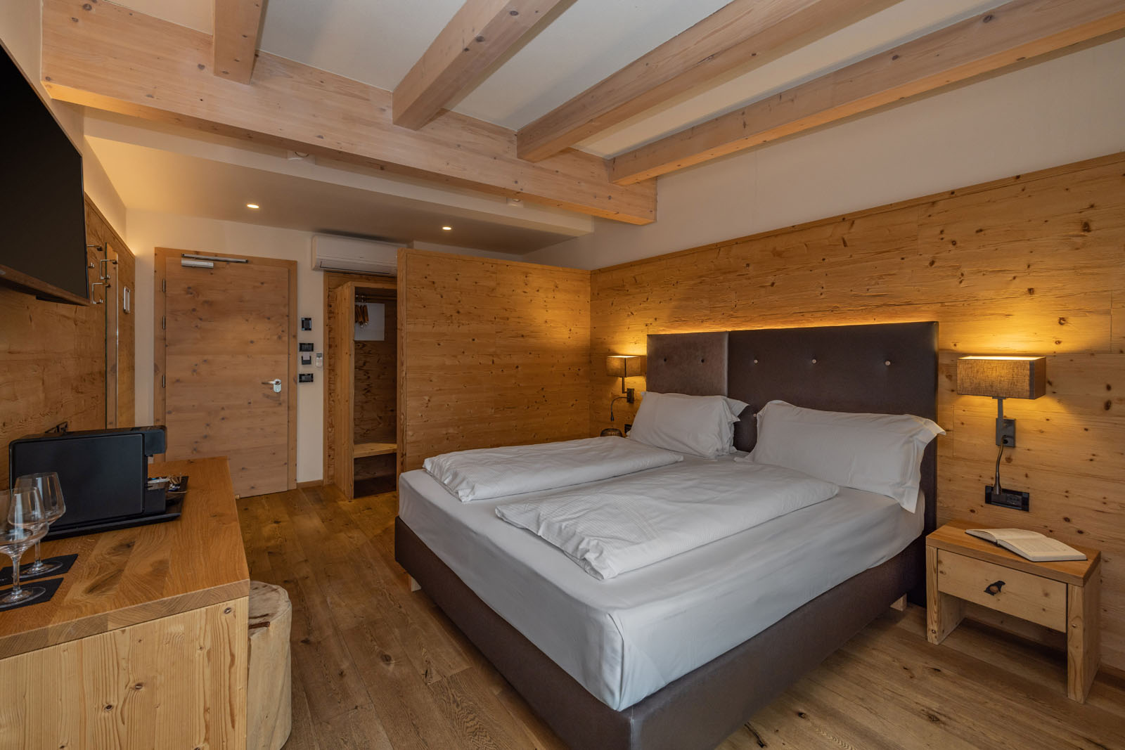 <p><strong>Alpine Suite Living</strong></p> 4