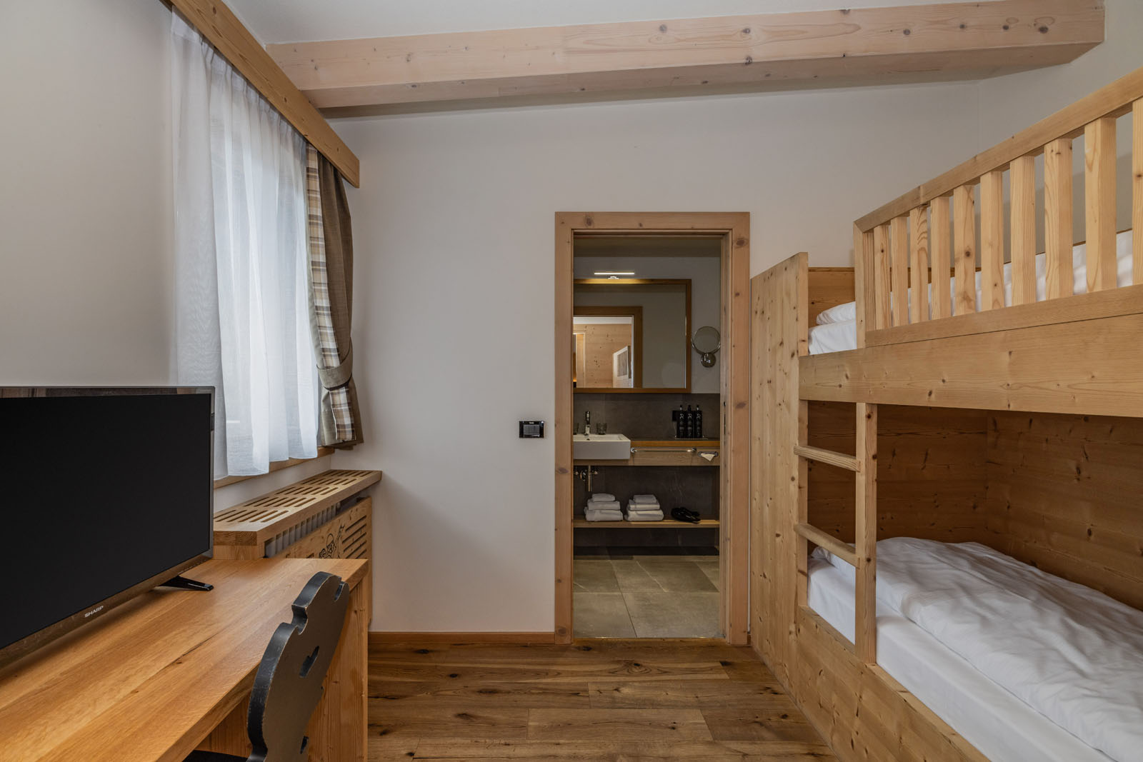 <p><strong>Alpine Suite Living</strong></p> 5