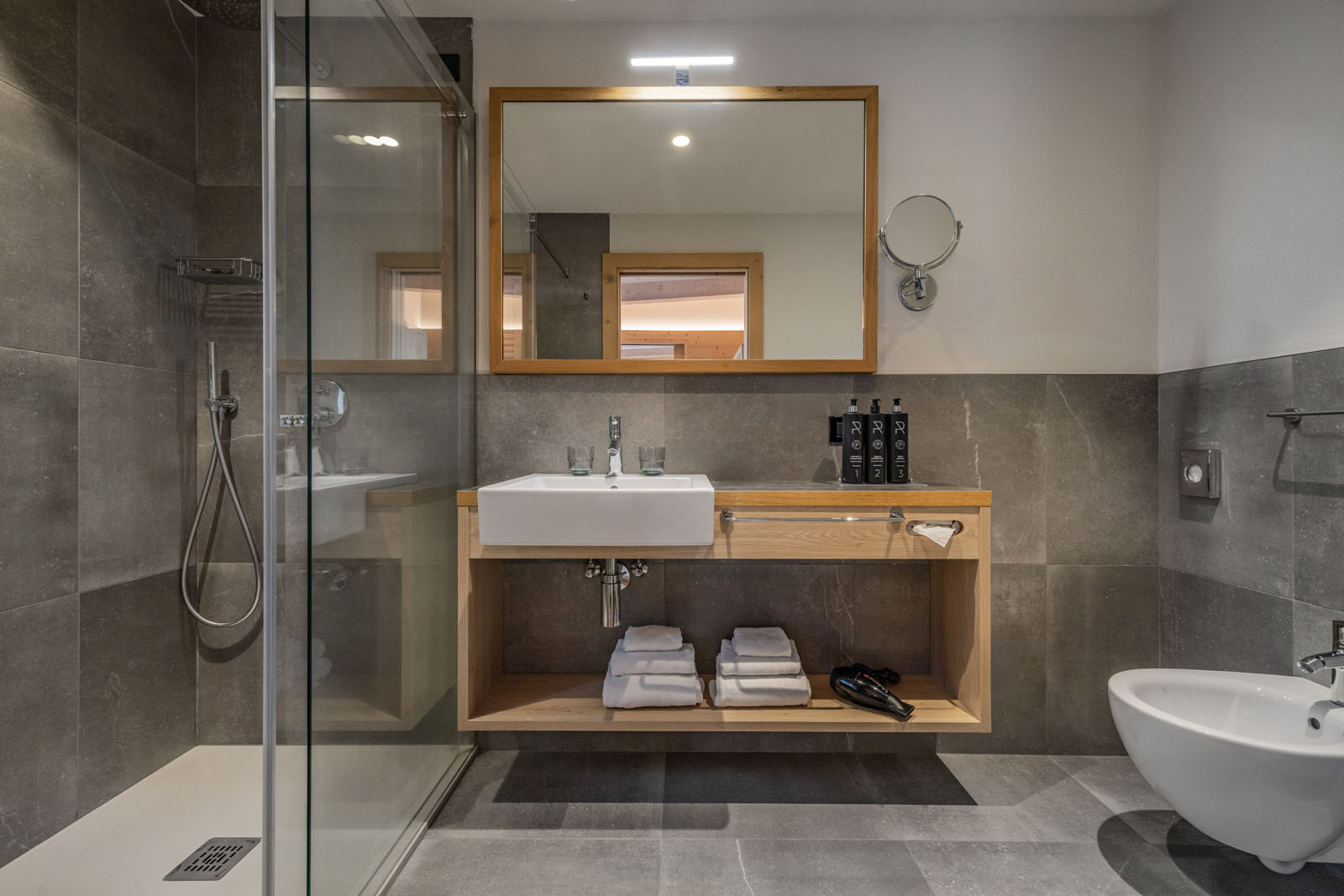 <p><strong>Alpine Suite Living</strong></p> 7