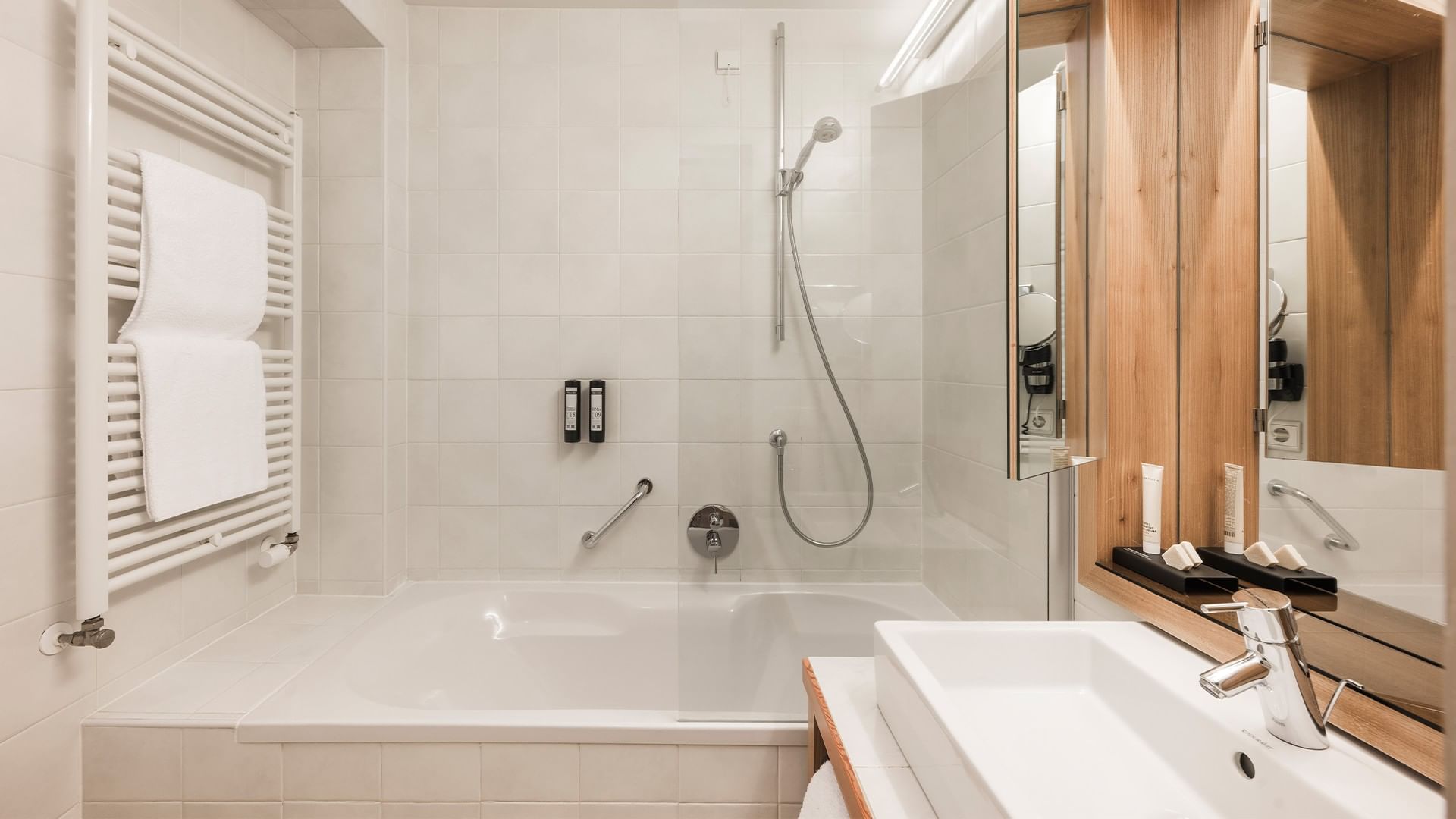 <p><strong>Classic Double Room</strong></p> 2