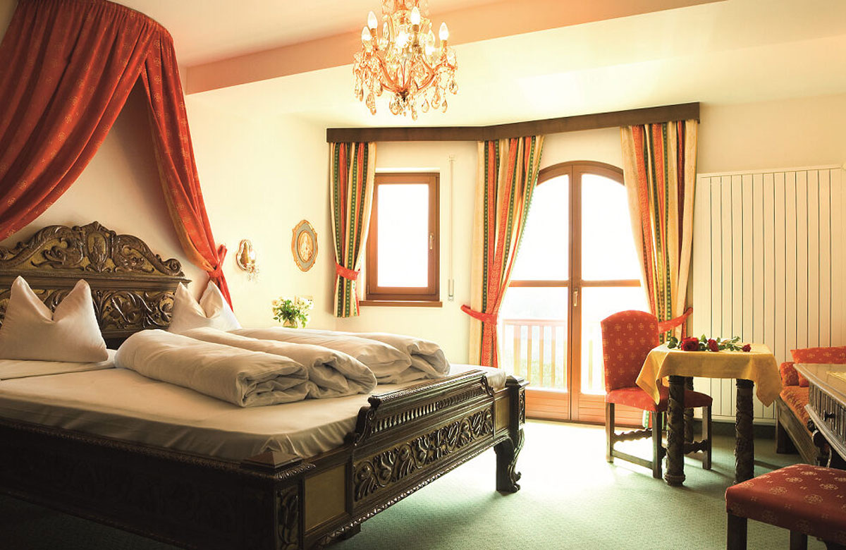 <p><strong>Wildrose Room</strong></p> 2