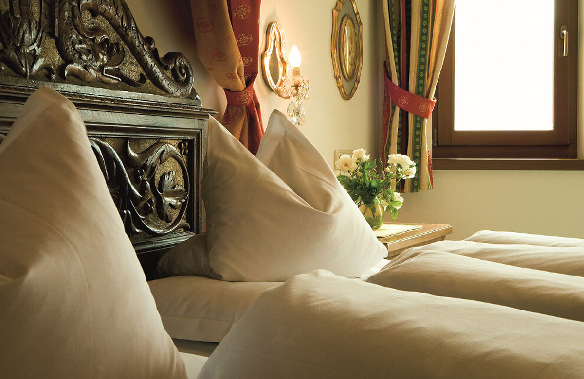 <p><strong>Wildrose Room</strong></p> 3