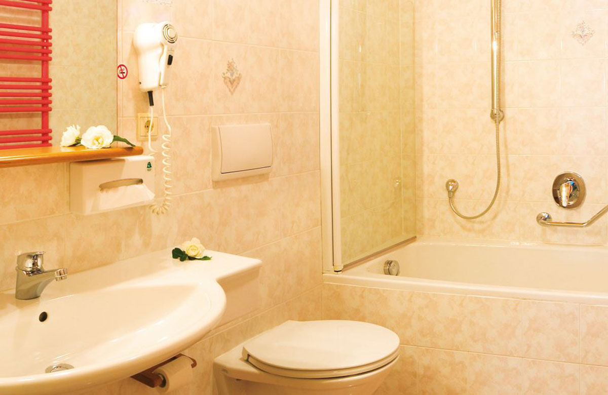<p><strong>Wildrose Room</strong></p> 4