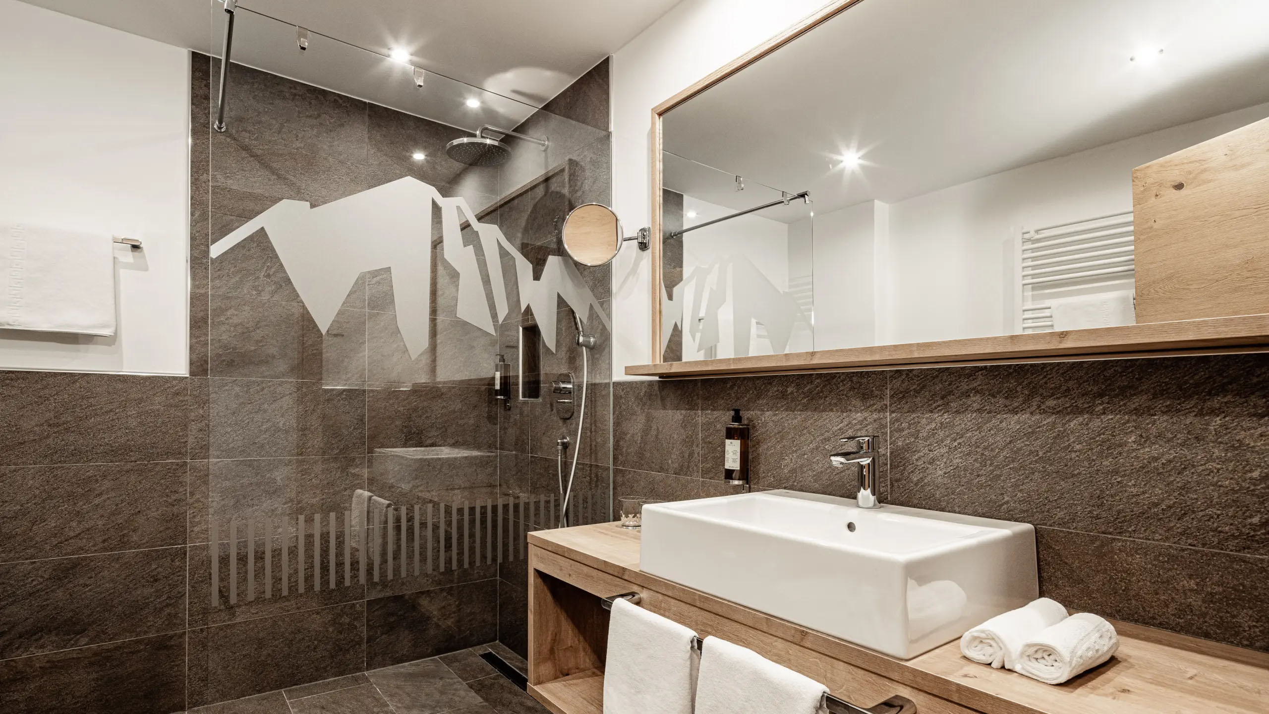 <p><strong>Family Suite Dolomites View</strong></p> 4