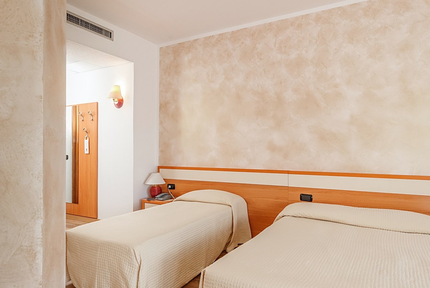 <p><strong>Standard Triple i Standard Quadruple</strong></p> 3