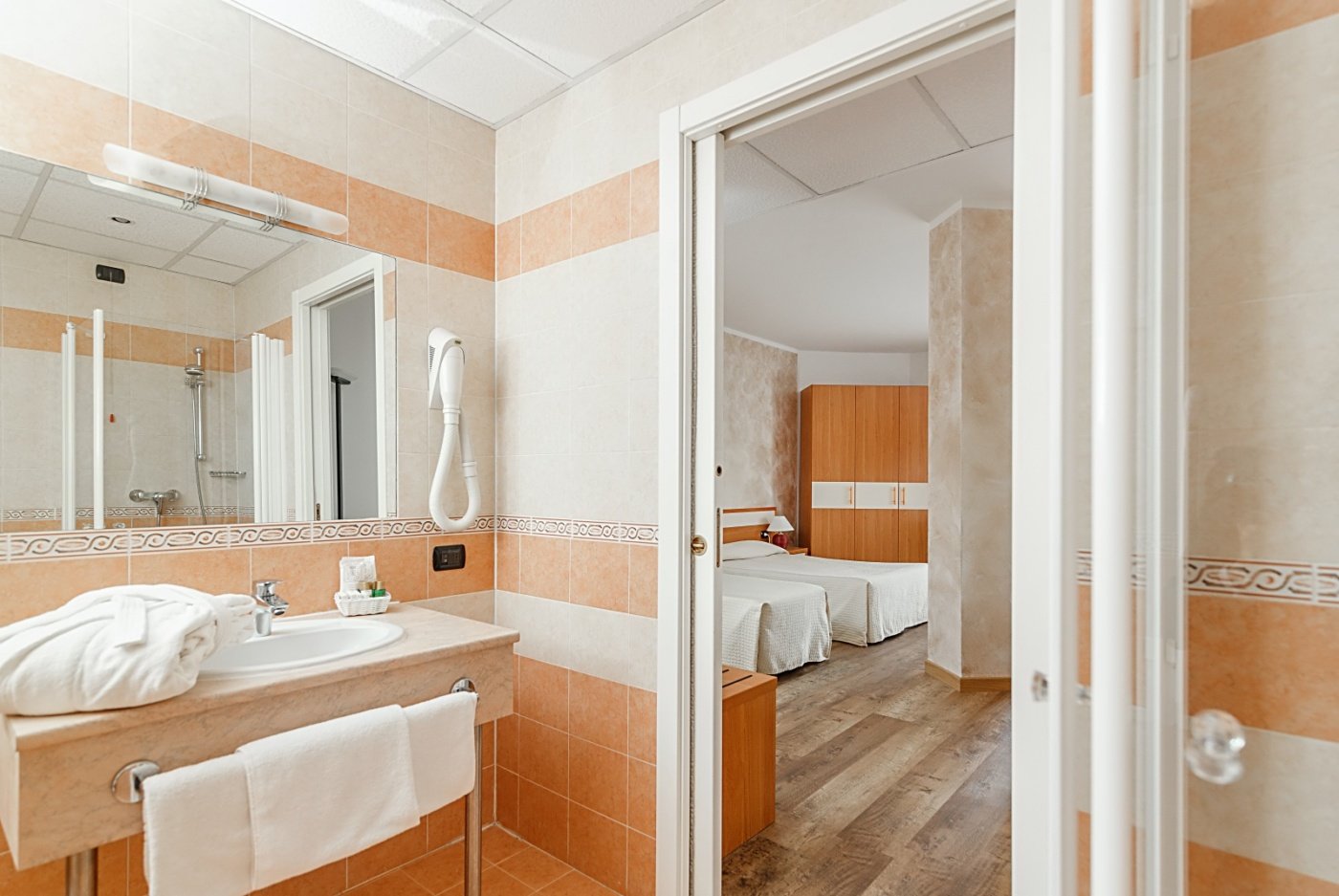 <p><strong>Standard Triple i Standard Quadruple</strong></p> 4