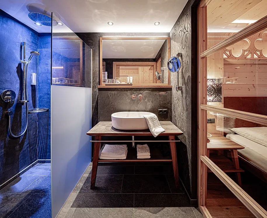 <p><strong>Double Room Romantica</strong></p> 3