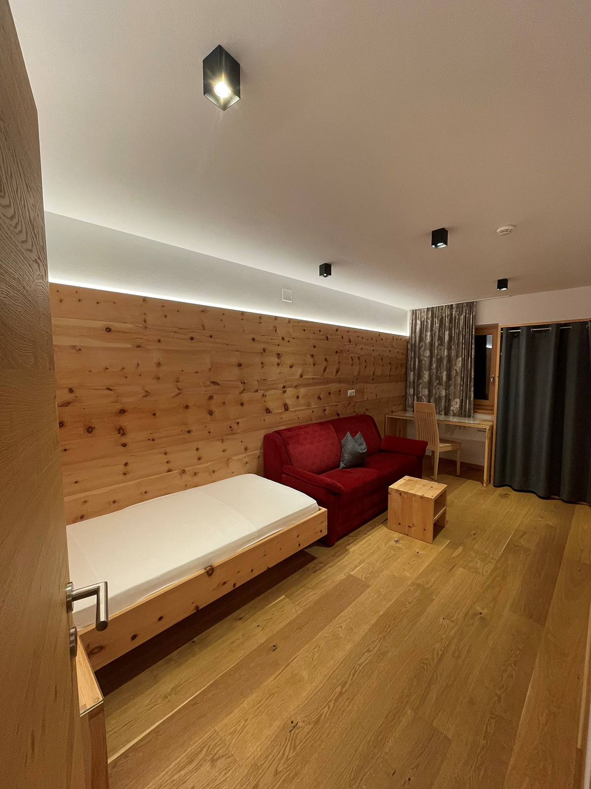 <p><strong>Suite East Balcony</strong></p> 2