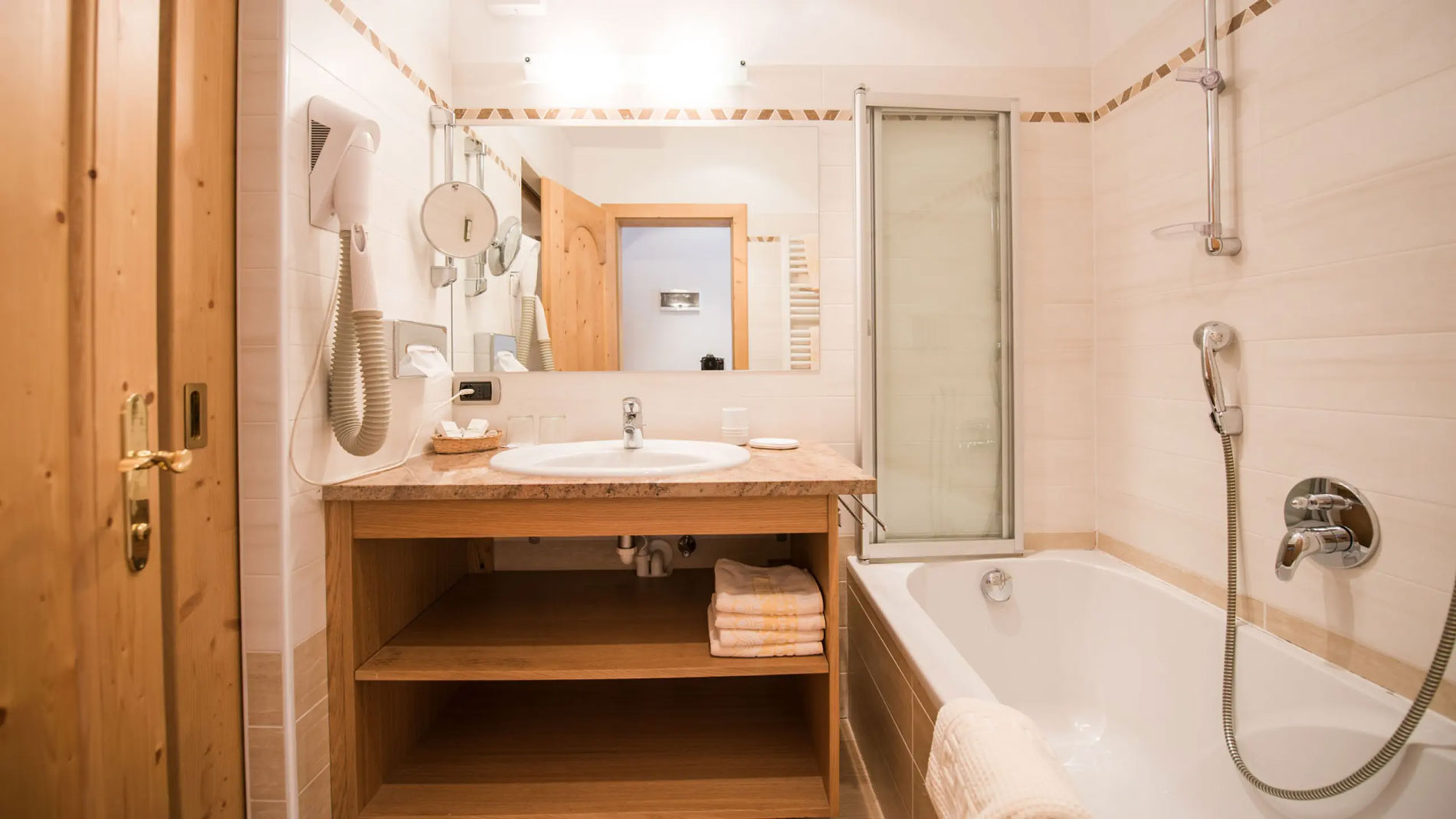 <p><strong>Double Room</strong></p> 3