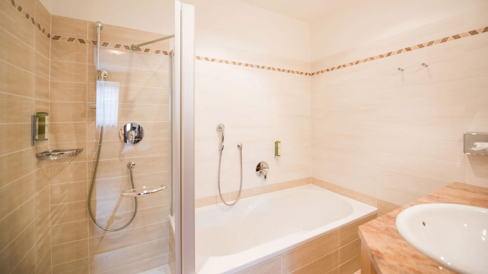 <p><strong>Double Room</strong></p> 4