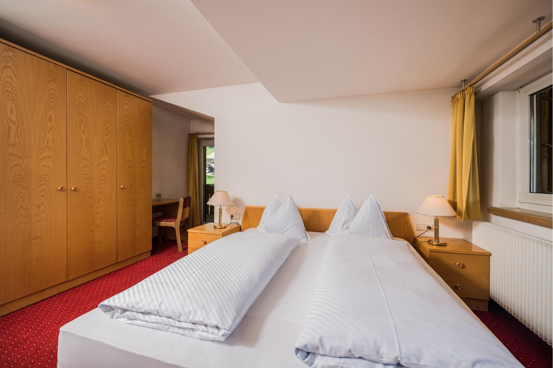 <p><strong>Standard </strong>(Double Room “Sonnenuhr”, Helm Double Room lub Economy Room)</p> 8